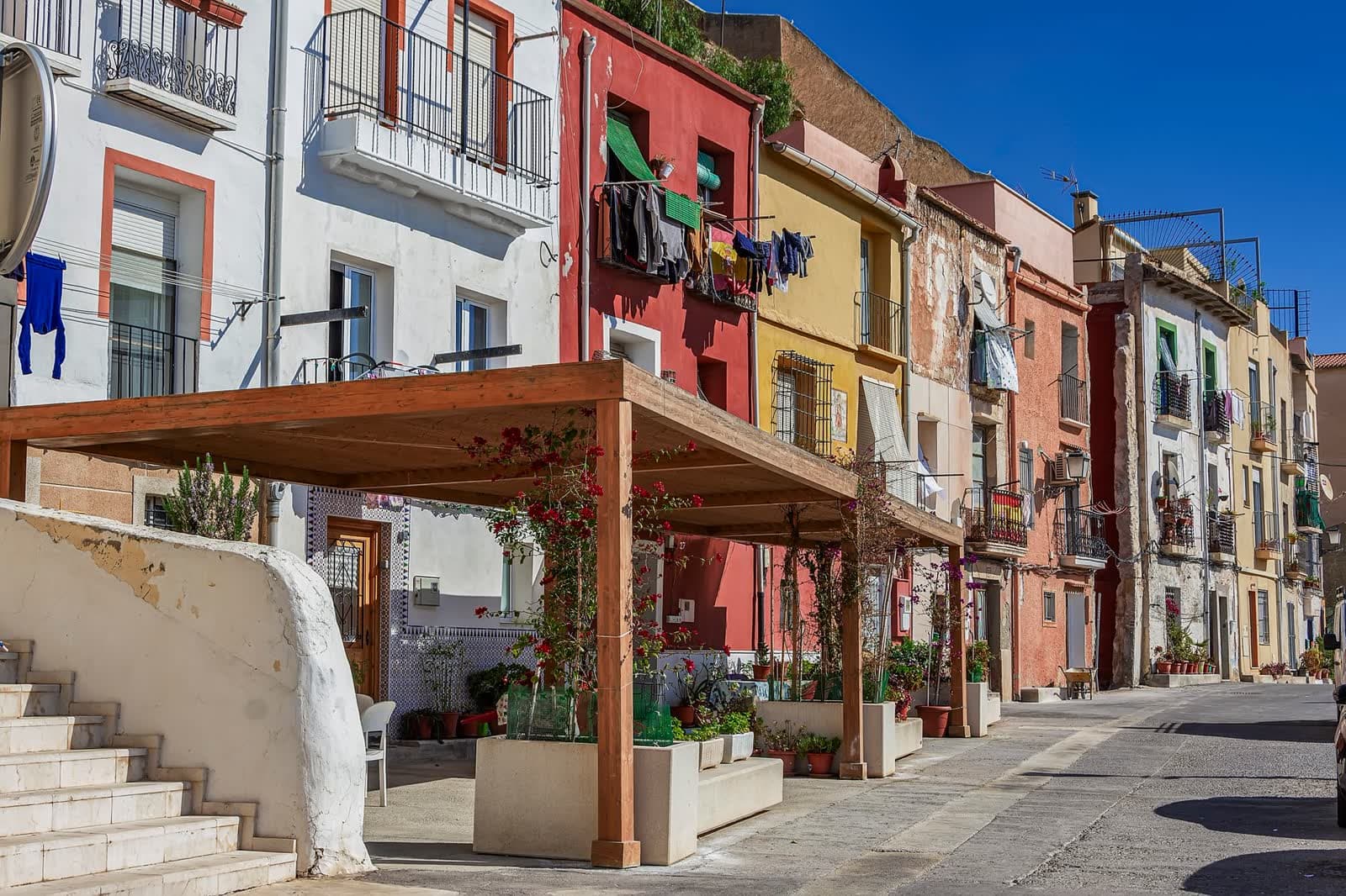 Calle de casco antiguo con casas de colores, balcones y ropa tendida